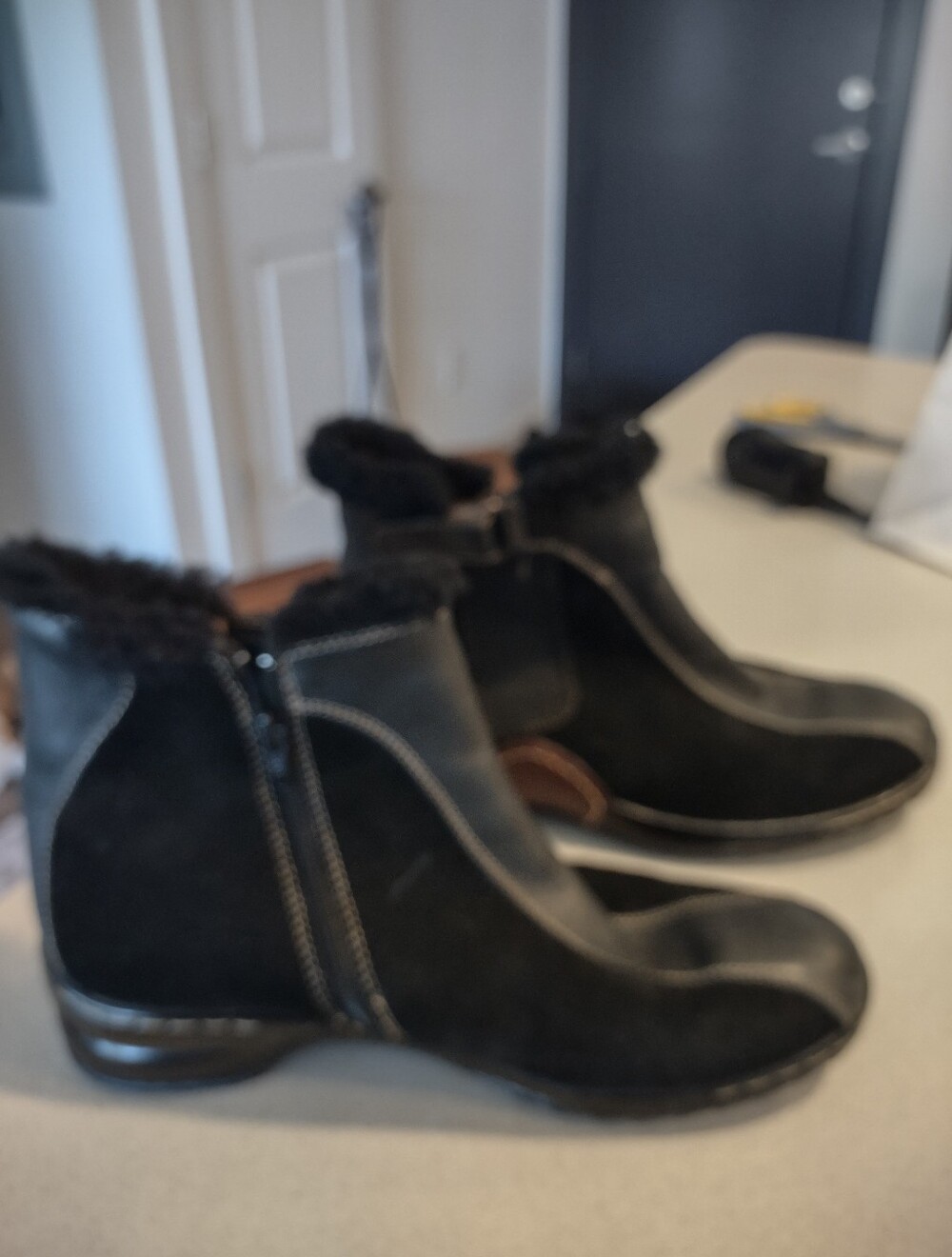 Sofft SZ 8 Black Faux-Fur Trim Ankle Heeled Boots Mint Condition